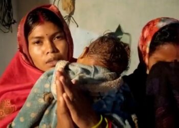 विदेश में फंसे पति को वापस लाने की गुहार, पत्नी हाथ जोड़कर मांग रही है मदद