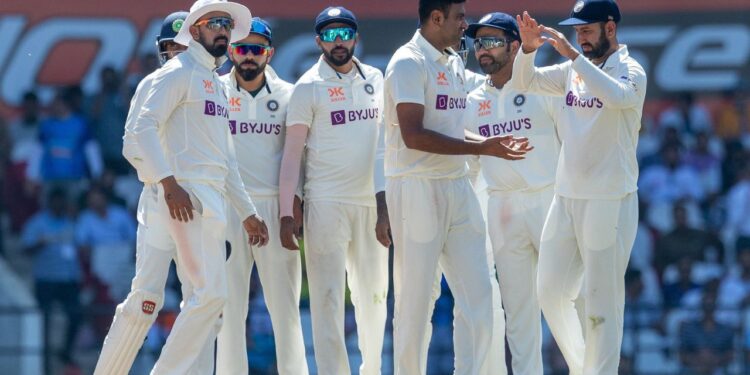 दिल्ली टेस्ट: आस्ट्रेलिया की पहली पारी 263 पर समाप्त, भारत- 21/0