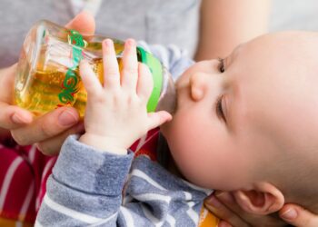 छोटे बच्चों को कब से दें फ्रूट जूस ? आपके लिए एक काम की खबर