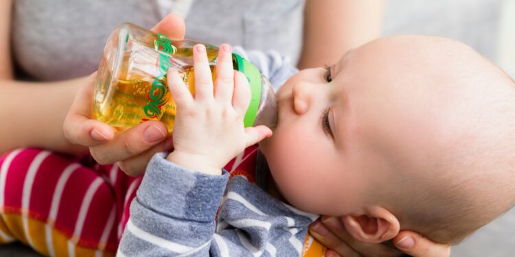 छोटे बच्चों को कब से दें फ्रूट जूस ? आपके लिए एक काम की खबर