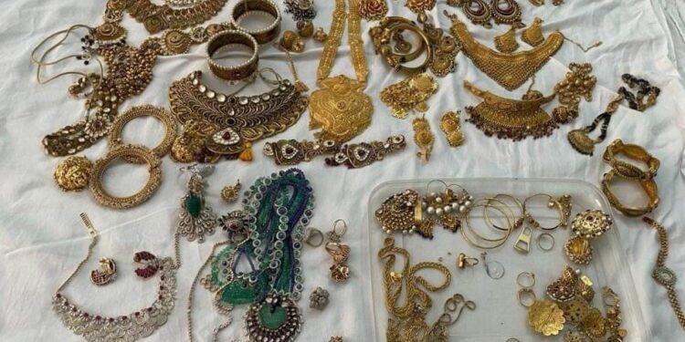 चीफ इंजीनियर वीरेंद्र राम ठिकानों पर ईडी की दबिश, डेढ़ करोड़ के जेवरात मिले