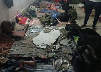 सीएम के कार्यक्रम में आए जवान, छत गिरी, बाल-बाल बचे