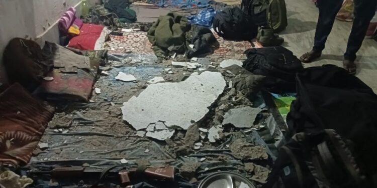 सीएम के कार्यक्रम में आए जवान, छत गिरी, बाल-बाल बचे