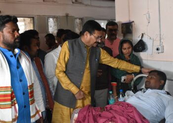 पंचायत सेवकों पर लाठीचार्ज मामला, घायलों से मिलने पहुंचे दीपक प्रकाश