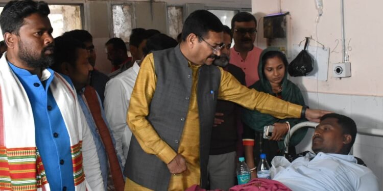 पंचायत सेवकों पर लाठीचार्ज मामला, घायलों से मिलने पहुंचे दीपक प्रकाश