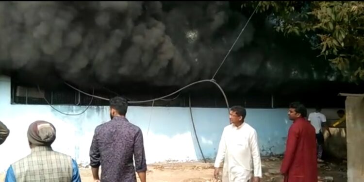 रांची: बंद फैक्ट्री में लगी आग, देखें वीडियो