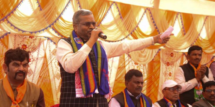 रामगढ़ में शबाब पर चुनावी प्रचार, एक-दूसरे पर जमकर वार