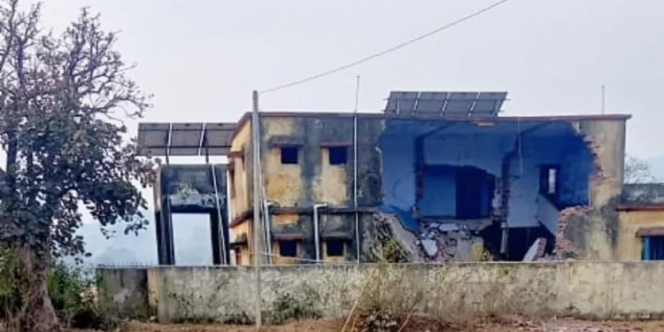 चाईबासा में नक्सलियों ने पंचायत भवन को उड़ाया, धमकी भी दी