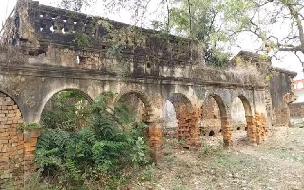 वैभवशाली शापित किले की डरावनी कहानी, यहां दिन में भी जाने से घबराते हैं लोग