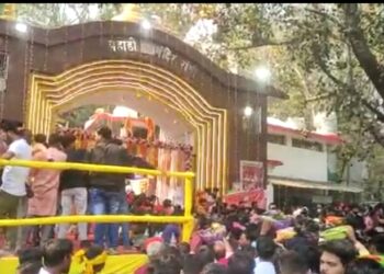 महाशिवरात्रि पर पहाड़ी मंदिर में श्रद्धालुओं की भीड़, भोले के लग रहे जयकारे