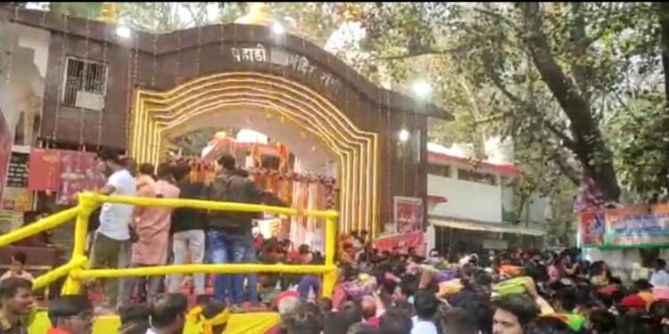 महाशिवरात्रि पर पहाड़ी मंदिर में श्रद्धालुओं की भीड़, भोले के लग रहे जयकारे