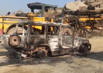 रेलवे टनल निर्माण साइट पर उग्रवादियों का हमला… वाहन फूंके, कर्मचारियों से मारपीट