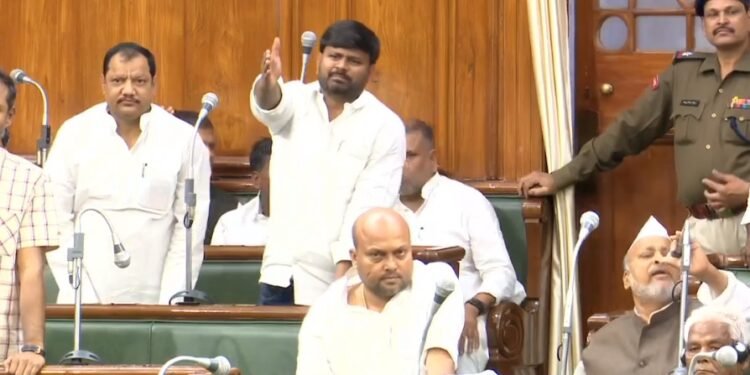 बिहार बजट सत्र: दोनों सदनों में विपक्ष का हंगामा, हुई नोकझोंक