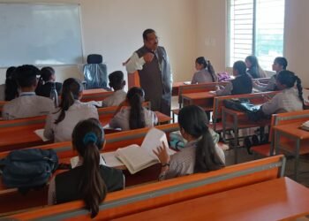 एक श्रेष्ठ शिक्षक विद्यार्थियों को जिज्ञासु बनाता है- डॉ. तपन कुमार शांडिल्य