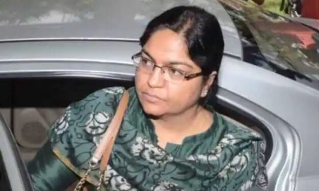 मनी लॉन्ड्रिंग मामले में पूजा सिंघल समेत तीन के खिलाफ कोर्ट में आरोप गठित, PMLA की धाराओं में चलेगा ट्रायल