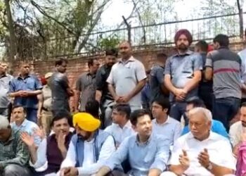 शराब घोटाला मामले में दिल्ली के CM अरविंद केजरीवाल से CBI की पूछताछ, बाहर धरने पर बैठे AAP नेता, कई हिरासत में