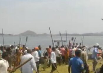पतरातू डैम में बोट चलाने को लेकर दो गुटों में जमकर चले लाठी-डंडे, कई लोग घायल