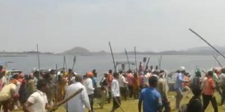 पतरातू डैम में बोट चलाने को लेकर दो गुटों में जमकर चले लाठी-डंडे, कई लोग घायल