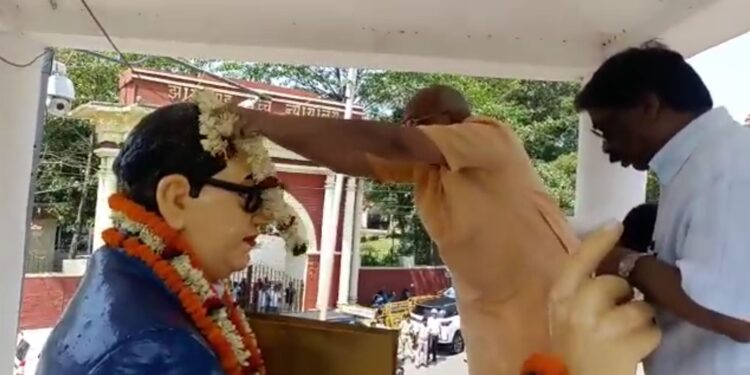 राज्यपाल राधाकृष्णन और CM हेमंत सोरेन ने बाबा साहेब अंबेडकर की प्रतिमा पर किया माल्यार्पण, दी श्रद्धांजलि