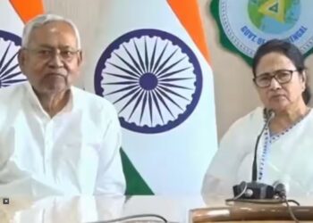 कोलकाता में सीएम नीतीश कुमार और ममता बनर्जी की मुलाकात, दोनों ने एक साथ साधा बीजेपी पर निशाना