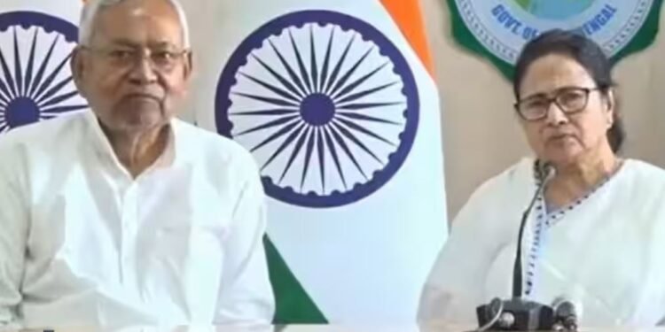 कोलकाता में सीएम नीतीश कुमार और ममता बनर्जी की मुलाकात, दोनों ने एक साथ साधा बीजेपी पर निशाना