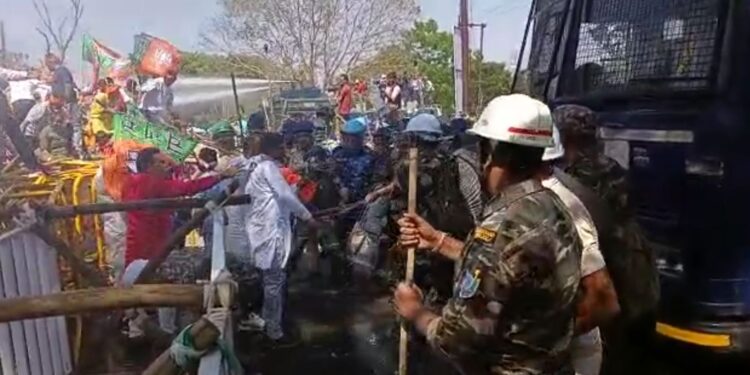 बीजेपी कार्यकर्ताओं पर पुलिस ने किया लाठीचार्ज, सांसद संजय सेठ समेत कई हिरासत में