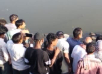 तीन दिनों से लापता युवक का तालाब में मिला शव, परिजनों ने हत्या का लगाया आरोप