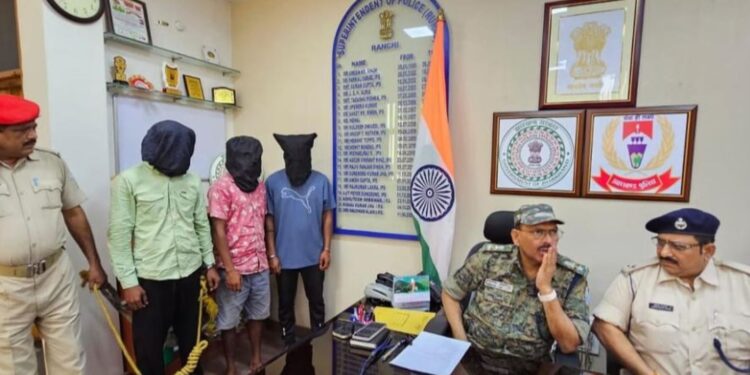 रांची में हथियार के साथ तीन अपराधी गिरफ्तार, दो फरार