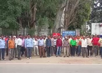 14 महीने से HEC के कर्मचारियों को नहीं मिला वेतन, मुख्यालय का किया घेराव