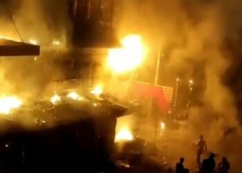 होटल में खाना खा रहे थे लोग, अचानक लगी भीषण आग, जानिये फिर क्या हुआ