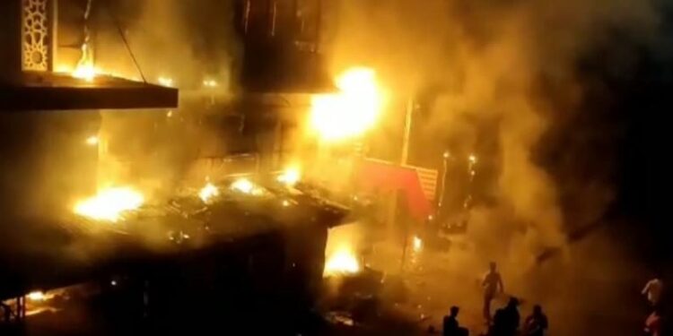 होटल में खाना खा रहे थे लोग, अचानक लगी भीषण आग, जानिये फिर क्या हुआ