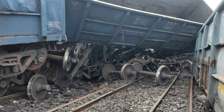 पलामू में कोयला से भरी मालगाड़ी हुई बेपटरी, टला बड़ा हादसा
