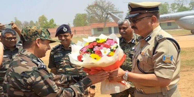 जवानों का हौसला बढ़ाने चतरा पहुंचे DGP अजय कुमार सिंह, करेंगे सम्मानित