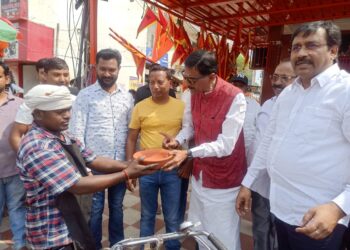 सांसद संजय सेठ ने शुरू किया ‘पक्षियों को पानी’ अभियान, लोगों से की ये अपील