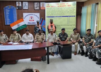 दो टॉप माओवादी कमांडरों ने टेके घुटने, पलामू पुलिस के समाने किया सरेंडर