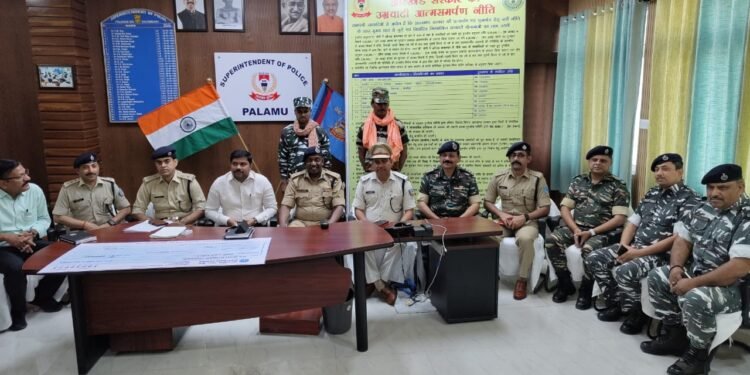 दो टॉप माओवादी कमांडरों ने टेके घुटने, पलामू पुलिस के समाने किया सरेंडर