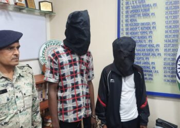 लूट मामले में पुलिस ने दो आरोपियों को किया गिरफ्तार, बाइक और हथियार भी जब्त