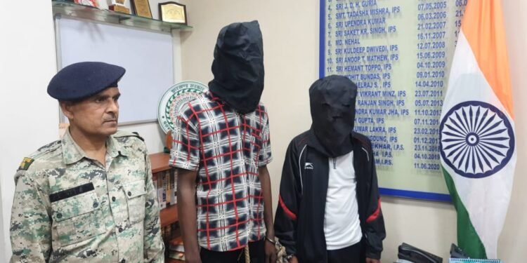 लूट मामले में पुलिस ने दो आरोपियों को किया गिरफ्तार, बाइक और हथियार भी जब्त