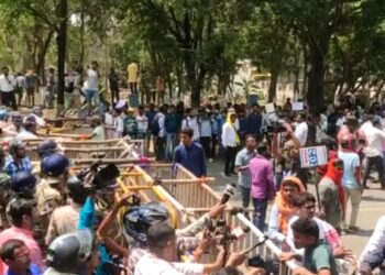 सीएम आवास का घेराव करने पहुंचे छात्र, कई लिये गये हिरासत में