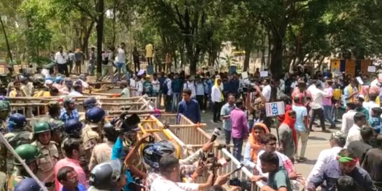 सीएम आवास का घेराव करने पहुंचे छात्र, कई लिये गये हिरासत में