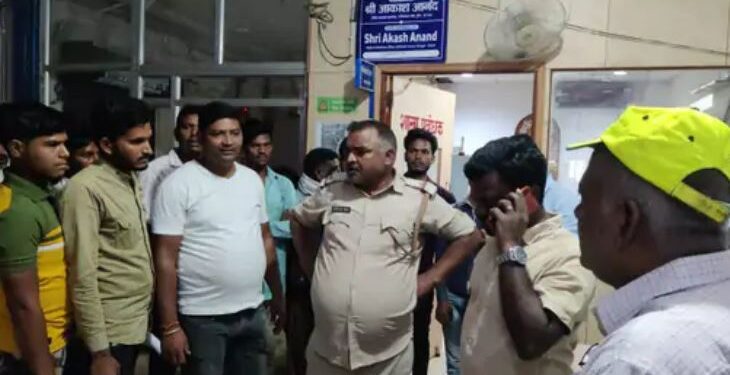 बिहार के जमुई में SBI बैंक में गन पॉइंट पर 16 लाख की लूट, पुलिस थाने से मात्र 500 मीटर की दूरी पर वारदात को अंजाम