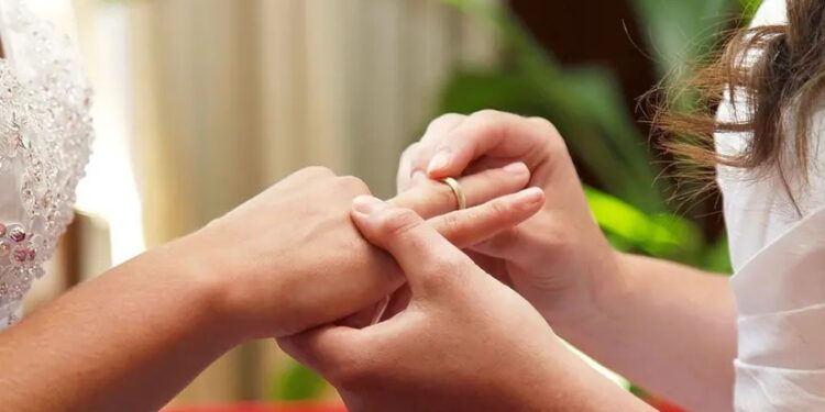 समलैंगिक विवाह: शादी करने कोर्ट पहुंची दो युवतियां, वकील ने किया मना, जानें कैसे हुआ प्यार