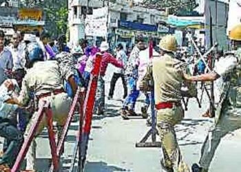 चैती दुर्गापूजा विसर्जन जुलूस के दौरान बवाल, दो पक्षों के बीच जमकर चले ईंट और पत्थर