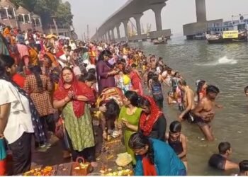 सतुआनी पर गंगा घाट पहुंचे हजारों श्रद्धालु, लगाई आस्था की डुबकी
