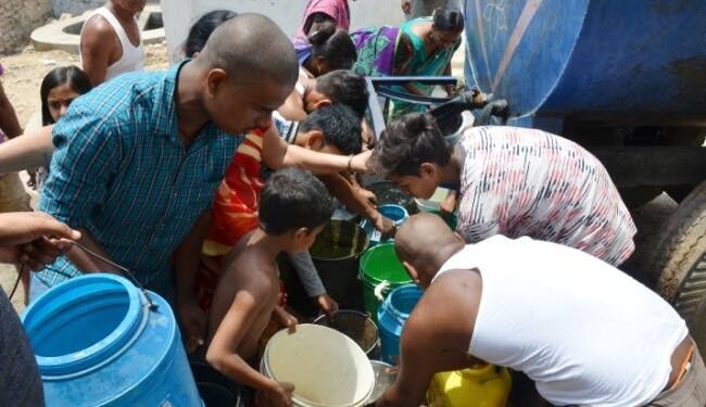 हेमंत सरकार के खिलाफ स्थानीय लोगों का फूटा गुस्सा,  राजधानी रांची में बूंद बूंद पानी के लिए तरस रहे लोग