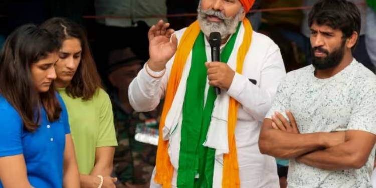 पहलवानों के समर्थन में हुई खाप महापंचायत, राकेश टिकैत बोले-‘पहलवानों को नहीं बांटा जाए, इनकी जाति तिरंगा’