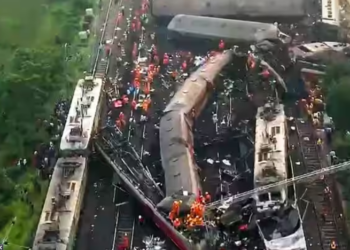 बालासोर रेल हादसे में घायलों को खून देने के लिए उमड़ी लोगों की भीड़