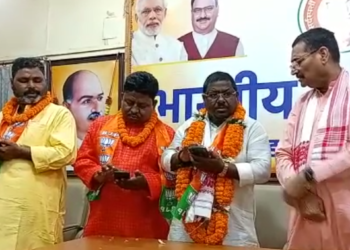 कोल्हान में JMM को लगा झटका, पूर्व मंत्री के भाई समेत कई हुए बीजेपी में शामिल