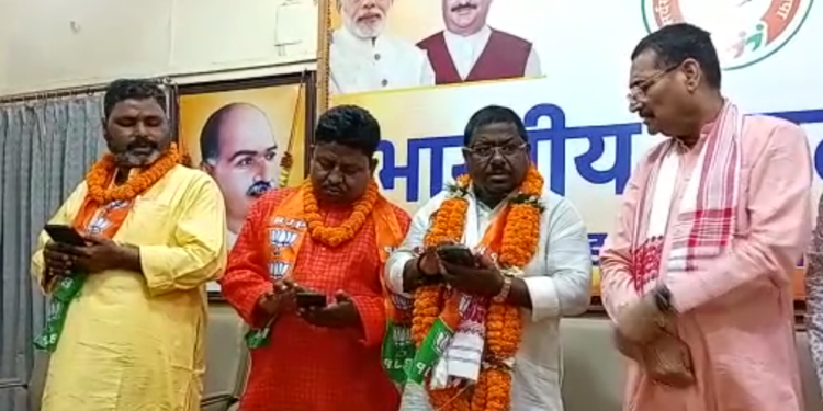 कोल्हान में JMM को लगा झटका, पूर्व मंत्री के भाई समेत कई हुए बीजेपी में शामिल