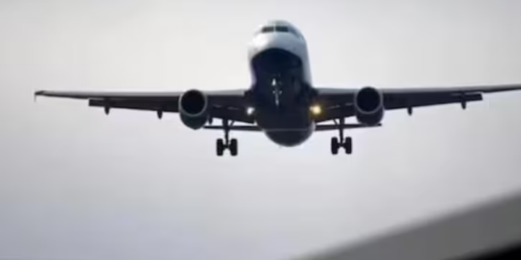 इंडिगो फ्लाइट की इमरजेंसी लैंडिंग, विमान में केंद्रीय मंत्री भी थे सवार